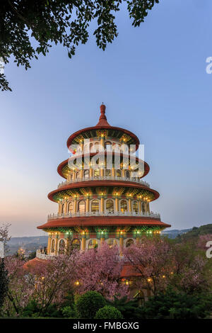 Kirschblüte im Tien-Yuan Tempel in New Taipei City, Taiwan Stockfoto