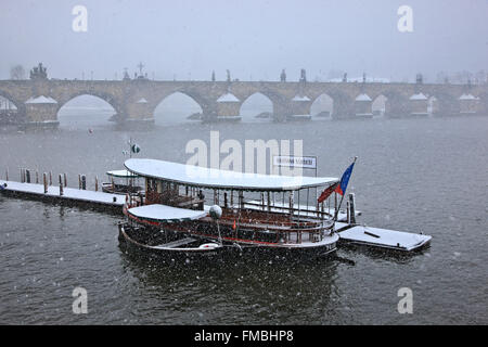 Schneefall am Fluss Vltava (Moldau), Prag, Tschechische Republik. Im Hintergrund sehen Sie Charles Brücke. Stockfoto