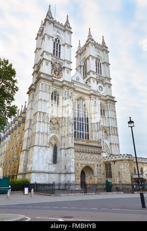 Fassade der Kirche Westminster Abbey in London, blau und bewölktem Himmel Stockfoto