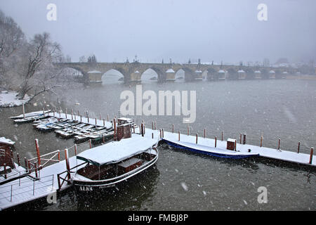 Schneefall am Fluss Vltava (Moldau), Prag, Tschechische Republik. Im Hintergrund sehen Sie Charles Brücke. Stockfoto