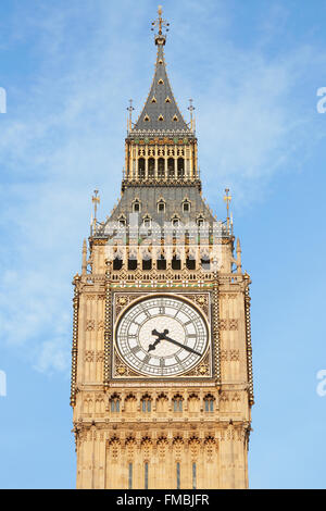 Big Ben in London, blauer Himmel hautnah Stockfoto