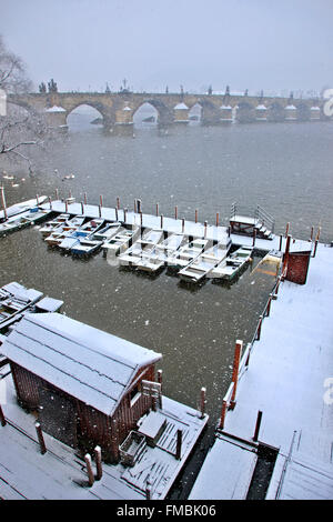 Schneefall am Fluss Vltava (Moldau), Prag, Tschechische Republik. Im Hintergrund sehen Sie Charles Brücke. Stockfoto