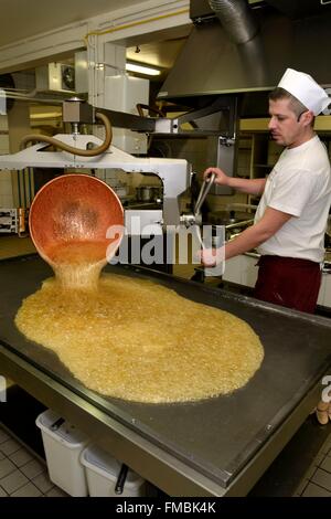 Frankreich, Vogesen, Plainfaing, Confiserie des Hautes Vosges, candy Fertigung, gekochtem Zucker wird auf den Tisch gegossen Stockfoto