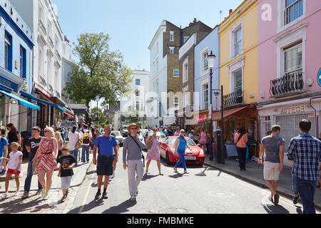 Portobello Road mit Menschen zu Fuß an einem sonnigen Tag in London Stockfoto