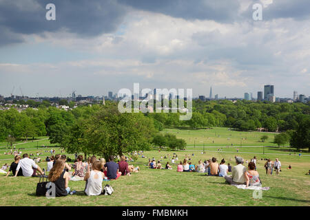 Primel-Hügel mit Blick auf die Stadt London und Menschen entspannen im Park in London Stockfoto