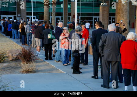 Caucus-Gänger und Wähler warten in der Schlange um ein Caucus-Lage in Las Vegas, Nevada, USA, Donnerstag, 23. Februar 2017 eingeben Stockfoto