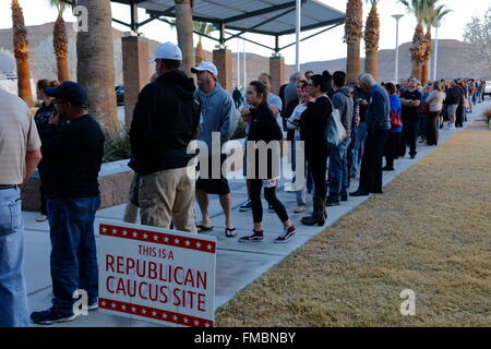 Caucus-Gänger und Wähler warten in der Schlange um ein Caucus-Lage in Las Vegas, Nevada, USA, Freitag, 23. Februar 2018 eingeben Stockfoto