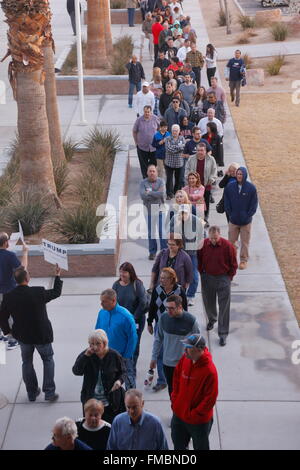 Caucus-Gänger und Wähler warten in der Schlange um ein Caucus-Lage in Las Vegas, Nevada, USA, Samstag, 23. Februar 2019 eingeben Stockfoto
