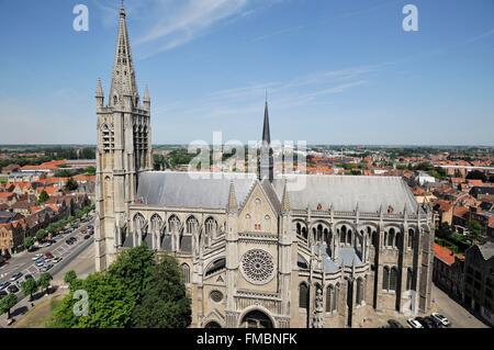 Belgien, West-Flandern, Ypern oder Ieper, Kathedrale von Saint-Martin-Blick vom Glockenturm der Tuchhallen Stockfoto