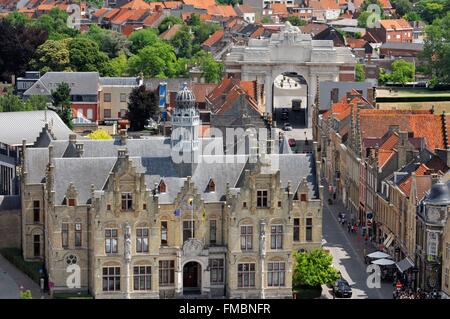 Belgien, West-Flandern, Ypern oder Ieper, Menin Gate gesehen vom belfry Stockfoto