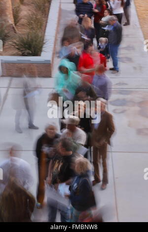 Caucus-Gänger und Wähler warten in der Schlange um ein Caucus-Lage in Las Vegas, Nevada, USA, Sonntag, 23. Februar 2020 eingeben Stockfoto