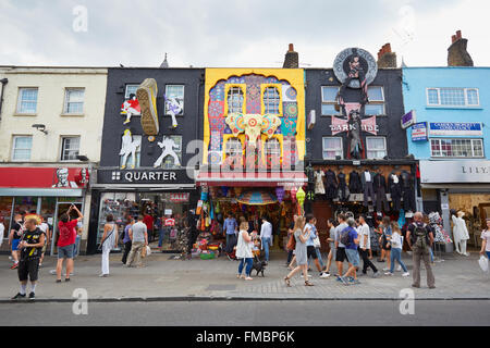 Camden Town bunte Geschäfte mit Menschen in London Stockfoto