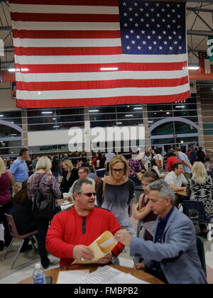 Caucus-Gänger und Wähler warten in der Schlange um ein Caucus-Lage in Las Vegas, Nevada, USA, Mittwoch, 23. Februar 2022 eingeben Stockfoto