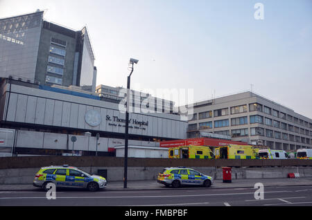 London, UK, 11. März 2016, St Thomas' Hospital auf Westminster Bridge Lambeth am Südufer der Themse gegenüber von Big Ben und Stockfoto