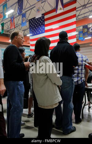 Caucus-Gänger und Wähler warten in der Schlange um ein Caucus-Lage in Las Vegas, Nevada, USA, Freitag, 23. Februar 2024 eingeben Stockfoto