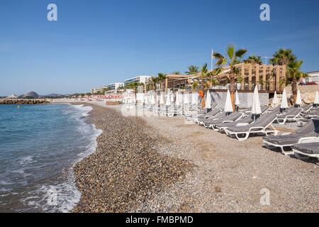 Frankreich, Alpes Maritimes, Cagnes Sur Mer, Sonnenliegen und Sonnenschirme am Strand La Spiaggia Stockfoto