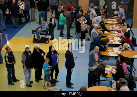 Caucus-Gänger und Wähler warten in der Schlange um ein Caucus-Lage in Las Vegas, Nevada, USA, Dienstag, 23. Februar 2027 eingeben Stockfoto