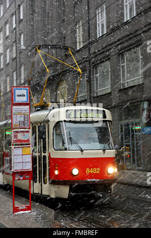 Rote Straßenbahn in Nove Mesto ("Neustadt"), direkt am Wenzelsplatz, Prag, Tschechische Republik, Stockfoto