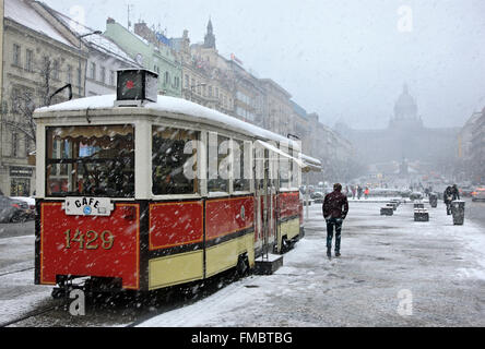 Ehemaliger Straßenbahn-Wagen umgewandelt in ein Café am Wenzelsplatz (Vaclavske Namesti), Prag, Tschechische Republik. Stockfoto