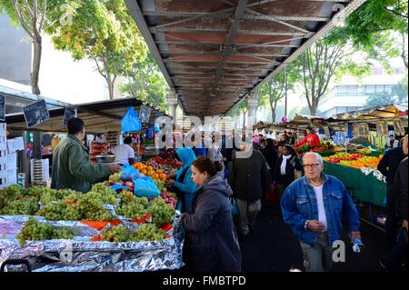 Frankreich, Paris, Boulevard De La Chapelle, Barbes Markt unter der erhöhten Metro Barbes Rochechouart Stockfoto