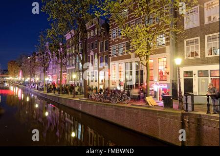 Niederlande, Nord-Holland, Amsterdam, rote District, Oudezijds Achterburgwal Kanal Stockfoto