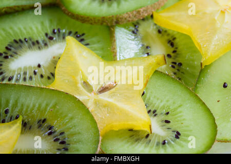 frisch geschnittene tropische Früchte auf einem Teller einschließlich Kiwi und frischen Karambolen Stockfoto