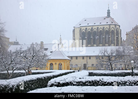 Schneefall auf der Franziskaner Garten, Nové Město (Neustadt), Prag, Tschechische Republik. Im Hintergrund unserer lieben Frau vom Schnee-Kirche Stockfoto