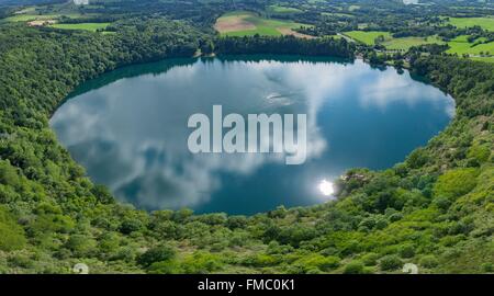 Frankreich, Puy de Dome, Charbonnieres Les Vieilles, Gour de Tazenat, Maar-Vulkan geben (Luftbild) Stockfoto