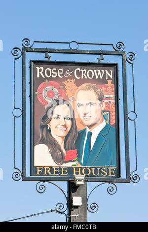 Kate und William Malerei auf Pub Schild am Rose &amp; Crown, Tilshead, Wiltshire Salisbury Plain,England,U.K.,Europe. Stockfoto