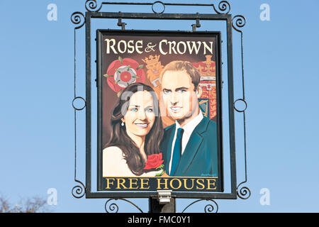 Kate und William Malerei auf Pub Schild am Rose &amp; Crown, Tilshead, Wiltshire Salisbury Plain,England,U.K.,Europe. Stockfoto