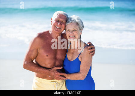 Niedlich älteres paar umarmt am Strand Stockfoto