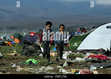 Idomeni, Griechenland. 11. März 2016. Etwa 13.000 Flüchtlinge stranden an den nördlichen griechischen Grenzen mit Mazedonien, in einem provisorischen Lager in der Nähe der griechischen Dorf Idomeni nach Balkan und europäische Länder ihre Grenzen dicht. Bildnachweis: Panayotis Tzamaros/Pacific Press/Alamy Live-Nachrichten Stockfoto