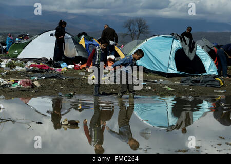 Idomeni, Griechenland. 11. März 2016. Etwa 13.000 Flüchtlinge stranden an den nördlichen griechischen Grenzen mit Mazedonien, in einem provisorischen Lager in der Nähe der griechischen Dorf Idomeni nach Balkan und europäische Länder ihre Grenzen dicht. Bildnachweis: Panayotis Tzamaros/Pacific Press/Alamy Live-Nachrichten Stockfoto