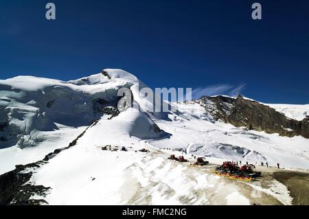 Schweiz, Kanton Wallis, Saastal, Saas Fee, Gipfel von Mittelallalin (3500 m), Gipfel des Allalinhorn (4027 m) Stockfoto