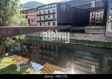 Ter Fluss Metallbrücke und Häuser, Ripoll, Katalonien, Spanien. Stockfoto