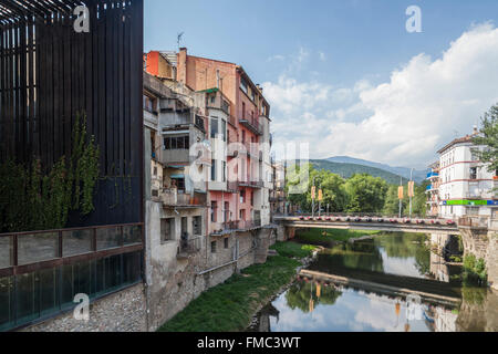 Ter Fluss und Häuser in Ripoll, Katalonien, Spanien. Stockfoto