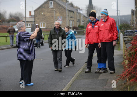 BBC Look North Moderator Harry Gration (rechts) und Werner Paul Hudson ergeben sich durch Barnsley, South Yorkshire. Stockfoto