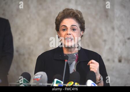 Brasilia, Brasilien. 11. März 2016. Brasilianische Präsidentin Dilma Rousseff wehrt sich während einer Pressekonferenz am Präsidentenpalast Planalto 11. März 2016 in Brasilia, Brasilien. Rousseff abgelehnte Anrufe für ihren Rücktritt inmitten einer politischen Sturm durch einen massiven Korruptionsskandal vertieft. Bildnachweis: Planetpix/Alamy Live-Nachrichten Stockfoto