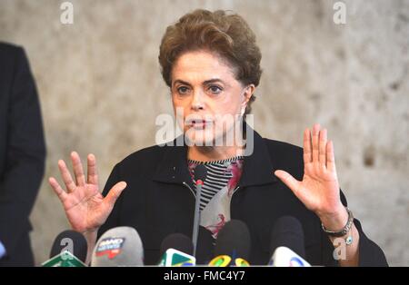 Brasilia, Brasilien. 11. März 2016. Brasilianische Präsidentin Dilma Rousseff wehrt sich während einer Pressekonferenz am Präsidentenpalast Planalto 11. März 2016 in Brasilia, Brasilien. Rousseff abgelehnte Anrufe für ihren Rücktritt inmitten einer politischen Sturm durch einen massiven Korruptionsskandal vertieft. Bildnachweis: Planetpix/Alamy Live-Nachrichten Stockfoto