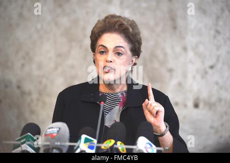 Brasilia, Brasilien. 11. März 2016. Brasilianische Präsidentin Dilma Rousseff wehrt sich während einer Pressekonferenz am Präsidentenpalast Planalto 11. März 2016 in Brasilia, Brasilien. Rousseff abgelehnte Anrufe für ihren Rücktritt inmitten einer politischen Sturm durch einen massiven Korruptionsskandal vertieft. Bildnachweis: Planetpix/Alamy Live-Nachrichten Stockfoto