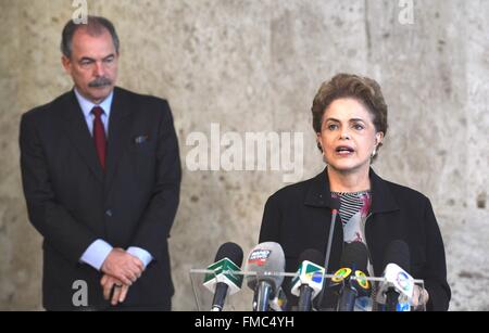 Brasilia, Brasilien. 11. März 2016. Brasilianische Präsidentin Dilma Rousseff wehrt sich während einer Pressekonferenz am Präsidentenpalast Planalto, wie Bildungsministerin Aloizio Mercadante am 11. März 2016 in Brasilia, Brasilien aussieht. Rousseff abgelehnte Anrufe für ihren Rücktritt inmitten einer politischen Sturm durch einen massiven Korruptionsskandal vertieft. Bildnachweis: Planetpix/Alamy Live-Nachrichten Stockfoto