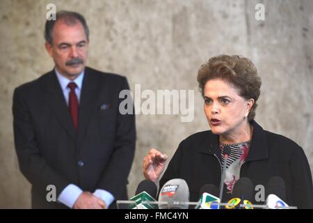 Brasilia, Brasilien. 11. März 2016. Brasilianische Präsidentin Dilma Rousseff wehrt sich während einer Pressekonferenz am Präsidentenpalast Planalto, wie Bildungsministerin Aloizio Mercadante am 11. März 2016 in Brasilia, Brasilien aussieht. Rousseff abgelehnte Anrufe für ihren Rücktritt inmitten einer politischen Sturm durch einen massiven Korruptionsskandal vertieft. Bildnachweis: Planetpix/Alamy Live-Nachrichten Stockfoto