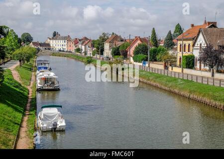 Frankreich, Saone et Loire, Digoin, Canal de Bourgogne (Burgund-Kanal) geht durch die Stadt Stockfoto