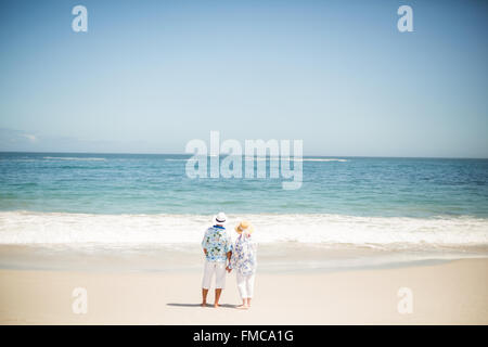 Älteres Paar halten die Hände auf den Strand Stockfoto