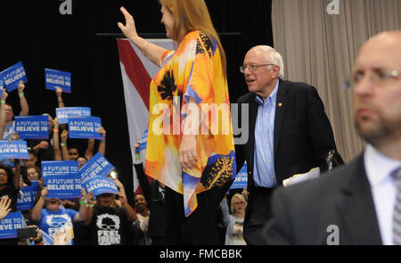 Tampa, Florida, USA. 10. März 2016. Präsidentschaftskandidat der US-Senator Bernie Sanders aus Vermont und seine Frau Jane Sanders (L) wave wie sie Fuß auf der Bühne an der Florida State Fairgrounds Expo Hall in Tampa, Florida am 10. März 2016. Senator Sanders sprach mit einer Menge von 9.000 Menschen. Bildnachweis: Paul Hennessy/Alamy Live-Nachrichten Stockfoto