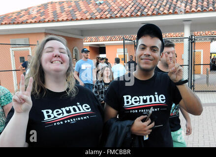 Tampa, Florida, USA. 10. März 2016. Menschen tragen T-shirts der Kampagne darauf vorbereiten, die Florida State Fairgrounds Expo Hall in Tampa, Florida, eine Wahlkampfrede von Präsidentschaftskandidat der US-Senator Bernie Sanders aus Vermont am 10. März 2016 zu hören geben. Sanders sprach mit einer Menge von 9.000 Menschen. Bildnachweis: Paul Hennessy/Alamy Live-Nachrichten Stockfoto