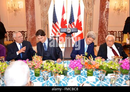 Der kanadische Premierminister Justin Trudeau plaudert mit ehemaligen Staatssekretär Colin Powell wie aktuelle Außenminister John Kerry mit Henry Kissinger an einen Staat Mittagessen zu Ehren von Trudeau 10. März 2016 in Washington, D.C. spricht. Dies ist der erste Staatsbesuch eines kanadischen Premierministers in 20 Jahren. Stockfoto