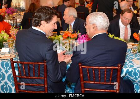 Der kanadische Premierminister Justin Trudeau plaudert mit ehemaligen Staatssekretär Colin Powell während eines Mittagessens Stand zu Ehren von Trudeau 10. März 2016 in Washington, DC. Dies ist der erste Staatsbesuch eines kanadischen Premierministers in 20 Jahren. Stockfoto