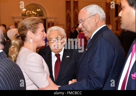 Kanadischen First Lady Sophie Gre Goire Trudeau plaudert mit ehemaligen US-Außenminister Colin Powell und Henry Kissinger an einen Staat Mittagessen zu Ehren des kanadischen Premierministers Justin Trudeau 10. März 2016 in Washington, DC. Dies ist der erste Staatsbesuch eines kanadischen Premierministers in 20 Jahren. Stockfoto