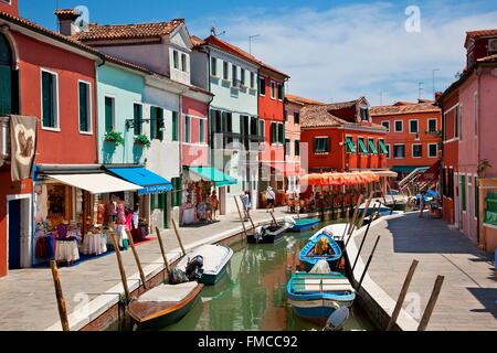 Italien, Veneto, Venedig, bunte Boote und Häuser Futter Canal in Burano Stockfoto